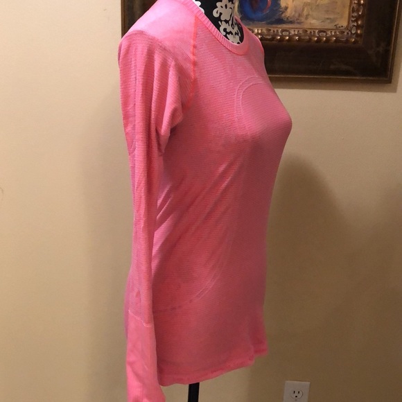 💄Lululemon Long-sleeved + thumb holes “get out and run” athletic pattern top - Picture 13 of 14